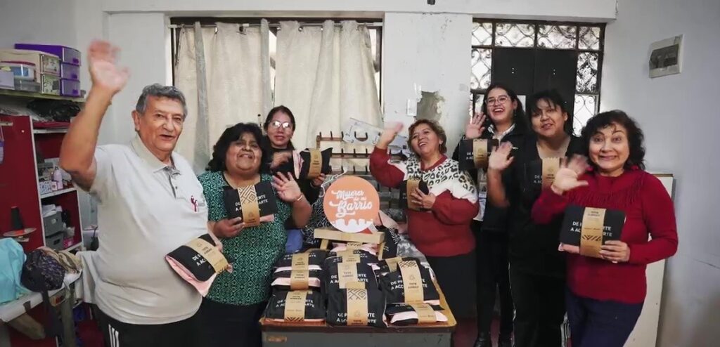 Mujeres confeccionando tote bags con airbags reciclados - economía circular Toyota